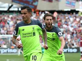 Lallana et Coutinho lors d'un match de Premier League avec Liverpool. AFP