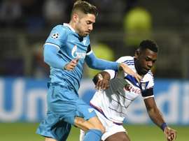 Henri Bedimo et Javi Garcia lors d'un match de Ligue Europa entre le Lyon Zenit St-Petersbourg. AFP
