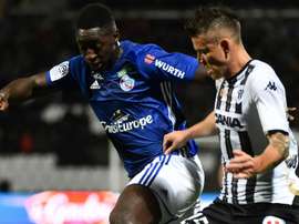 Ibrahima Sissoko et Pierrick Capelle au combat. AFP