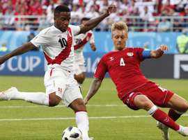 Farfán leva pancada na cabeça e é levado a hospital. Goal
