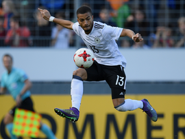Jeremy Toljan serait proche des 'Spurs'. AFP