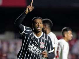 Jô impressiona Tiago Nunes por liderança no Corinthians. EFE