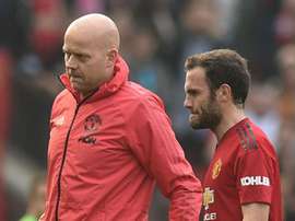 Mata est sorti sur blessure face à Liverpool. Goal