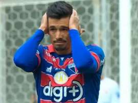 Jogador do Fortaleza faz golaço contra do meio-campo. Goal