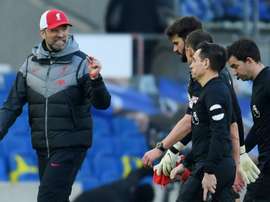 Liverpool entra em conflito com o árbitro de vídeo. EFE