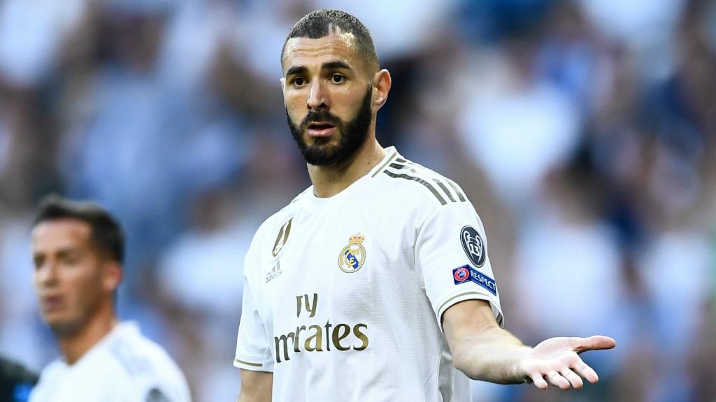 Karim Benzema pose avec le maillot de l'Algérie - BeSoccer