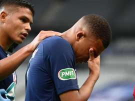 Mbappé, lesionado, deixa final às lágrimas: problema para o PSG na Champions?. AFP