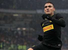 Champions League, Douglas Costa e Lautaro in corsa per il goal della fase a gironi