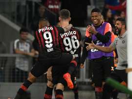 Corinthians cai diante do Furacão, enquanto Cruzeiro bate o Vitória por 3 a 0.