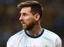 Messi é aclamado por torcedores antes de enfrentar o Brasil. Goal
