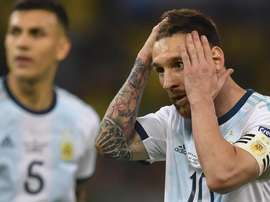 A eterna acusação da falta de entrega de Messi à Seleção. AFP