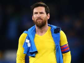 Apagado, Messi finaliza só uma vez e leva cartão na casa de Maradona