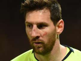 Smalling fala em 'acidente' após machucar Messi. Goal