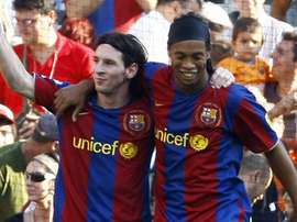 Ronaldinho limita Messi