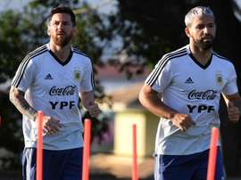 Rumor na Inglaterra diz que Messi pediu Agüero. Goal