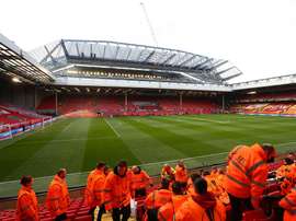 Coronavirus, gli stewards del Liverpool a supporto delle folle nei supermercati. Goal