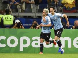 Lodeiro e Cavani comemoram gol do Uruguai contra o Equador