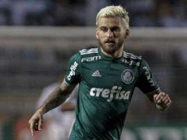 Lucas Lima reclama de cartão amarelo e ironiza