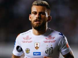 Santos fica com um a menos, mas arranca empate e se classifica