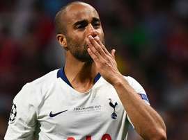 Lucas chora por derrota, mas celebra temporada pelo Tottenham.
