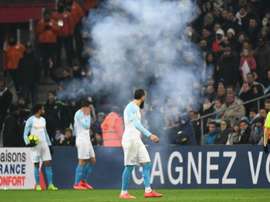 Marsiglia-Lille sospesa, esplode un petardo in campo: giocatori storditi