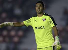Após punição ao Santos, goleiro do Independiente anota hat-trick histórico