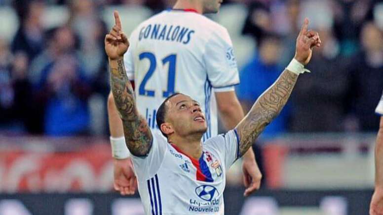 I M Not David Beckham Depay Reacts To Lyon Wondergoal Besoccer