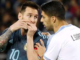 Suárez faz mais gols de falta do que Messi. Goal