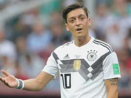 Neuer defende Özil em polêmica