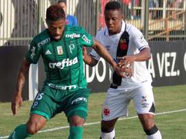 Michel Bastos superior a Egídio na lateral esquerda. Goal