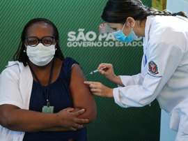 Monica Calazans, a primeira vacinada contra a Covid-19 no Brasil.