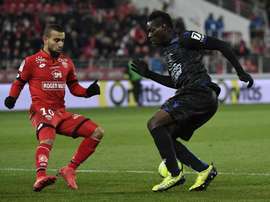 Balotelli à la lutte contre Sliti. Goal
