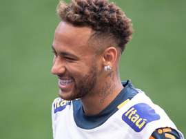 De bem com a vida, Neymar marca golaço e comemora à la CR7