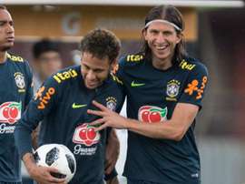 Brincadeira entre Neymar e Filipe Luís ao rubro na internet. Goal