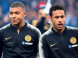 PSG não cogita negociar Mbappé, mas pode vender Neymar. GOAL