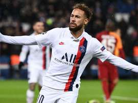 Neymar fait un sans foute. GOAL