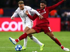 Gomez battles against PSG's Neymar. GOAL