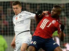 De Preville à la lutte avec Ibrahim Amadou lors du match de Ligue 1 entre Lille et Reims. Goal