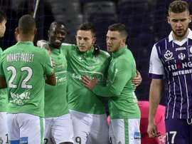 L'attaquant de Saint-étienne Nolan Roux fête un but avec ses coéquipiers. GOAL