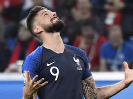 De visual novo: Olivier Giroud cumpre promessa após o título da França