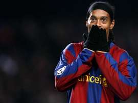 Quand Ronaldinho suppliait un adversaire d'arrêter de le frapper. GOAL