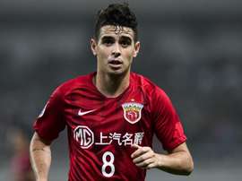 Former Chelsea star Oscar holds talks with Milan clubs