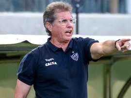 Oswaldo de Oliveira já pediu desculpas pela confusão no jogo contra Atlético -MG. Goal