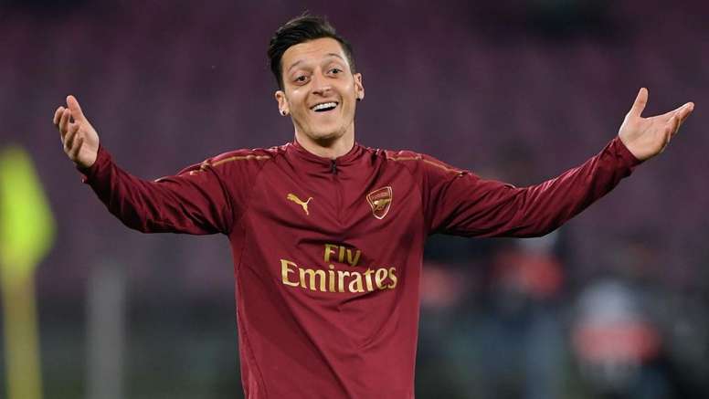 Ozil Trolls Spurs Fan With Trophy Cabinet Gag Besoccer