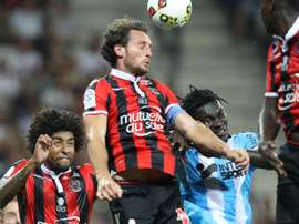 Paul Baysse à la lutte avec Bafetimbi Gomis en Ligue 1. Goal