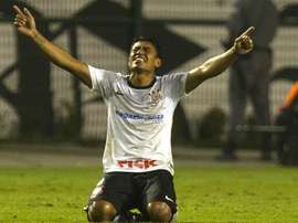 Paulinho treina no Corinthians e torcida pede sua permanência. GOAL
