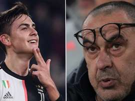Juventus, siparietto Sarri-Dybala: sorriso e stretta di mano al cambio