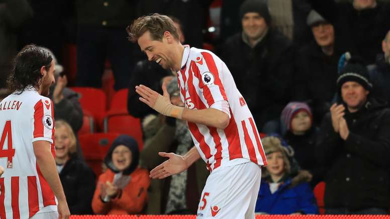 Crouch Enters Premier League S 100 Club And Celebrates With The Robot Besoccer