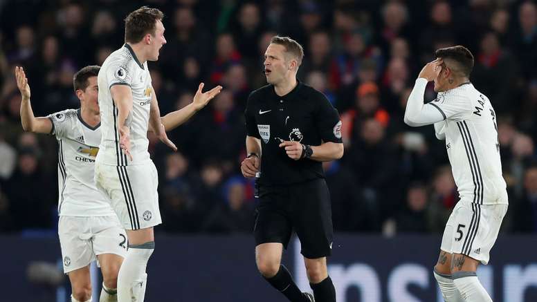 Say No To Video Man Utd Match Proves Old School Refereeing Is The Best Even When It S Wrong Besoccer