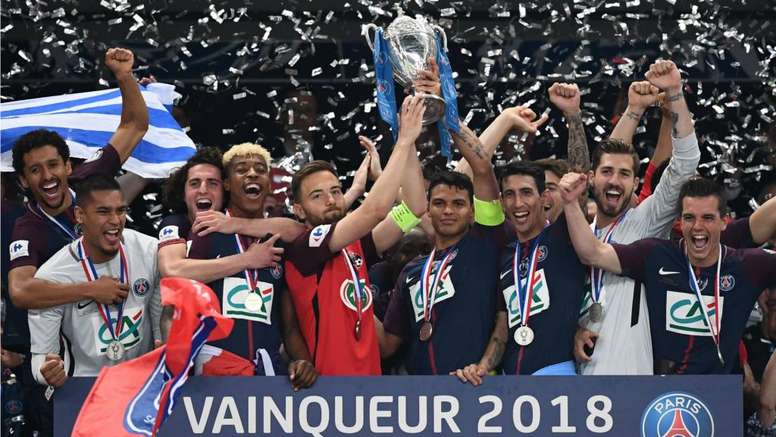 Psg Captain Thiago Silva Invites Les Herbiers Skipper To Lift Coupe De France Trophy Besoccer